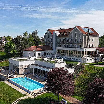 Ansicht vom Hotel das Eisenberg mit Pool.
