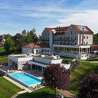 Ansicht vom Hotel das Eisenberg mit Pool.