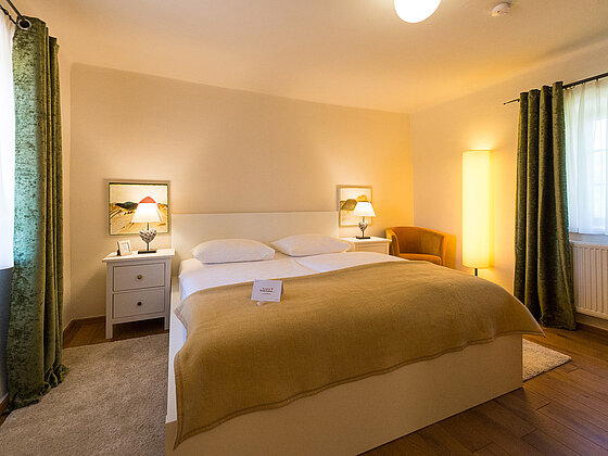 Zimmer mit Doppelbett in der Suite Wildrose im Landhaus vom Hotel das Eisenberg (c) Jean Van Luelik Photographer.