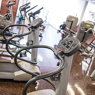 Geräte im Fitnessraum vom Hotel das Eisenberg (c) Jean Van Luelik Photographer.