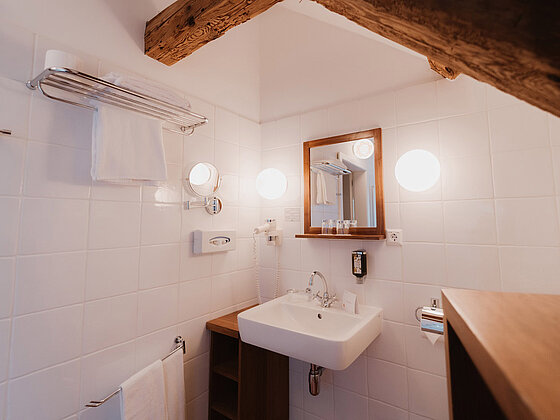 Badezimmer im Zimmer Vergissmeinnicht im Landhaus vom Hotel das Eisenberg.