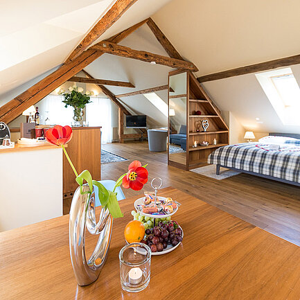 Dachgeschoss Suite Wildrose mit großem Balkon (c) Jean Van Luelik Photographer.