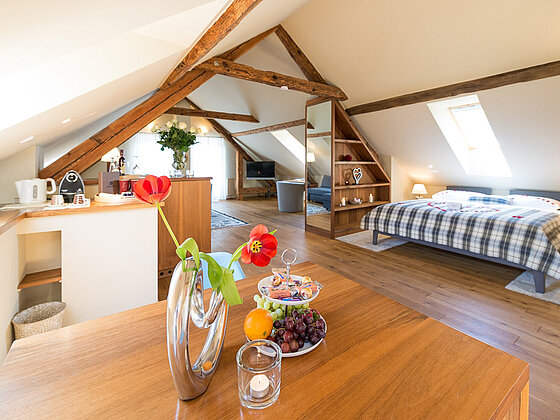 Dachgeschoss Suite Wildrose mit großem Balkon (c) Jean Van Luelik Photographer.