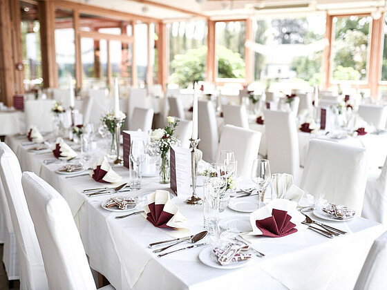 Gedeckter Tisch für Feste & Feiern im Wintergarten im Hotel das Eisenberg.