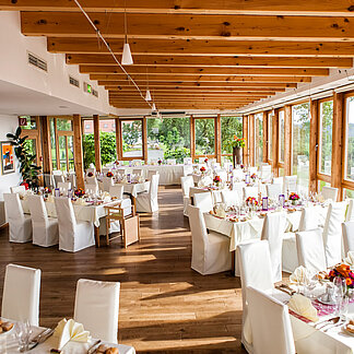 Gedeckte Tische im Wintergarten für eine Hochzeit im Hotel das Eisenberg.