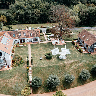 Blick von oben auf die Hochzeitslocation vom Hotel das Eisenberg (c) www.danielnagler.com.