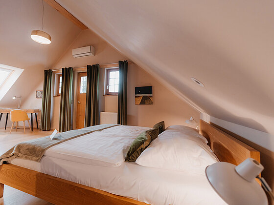 Doppelbett in der Suite Sonnenblume im Romantik Stadl vom Hotel das Eisenberg.