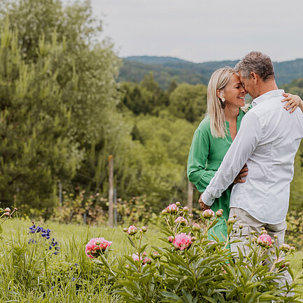 Paar in der Natur beim Gartenareal beim Hotel das Eisenberg.