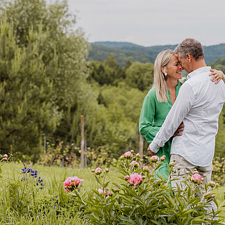Paar in der Natur beim Gartenareal beim Hotel das Eisenberg.