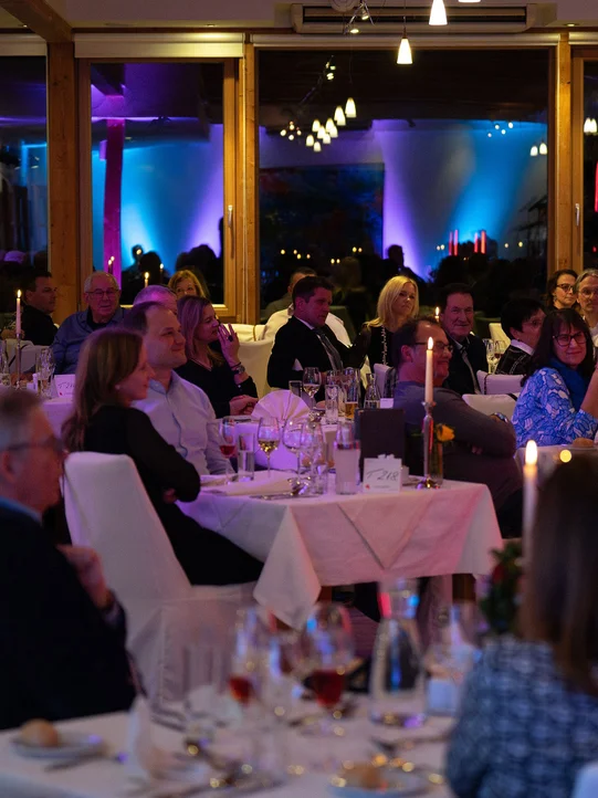 Gäste bei einem kulinarischen Event im Hotel das Eisenberg.