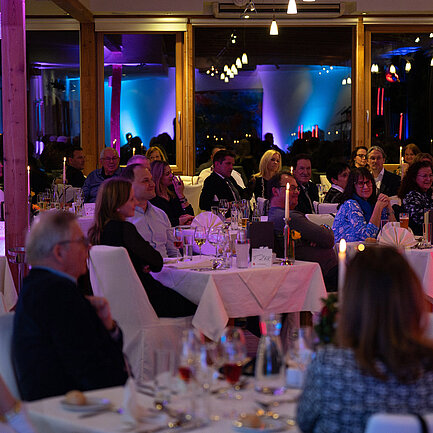Gäste bei einem kulinarischen Event im Hotel das Eisenberg.