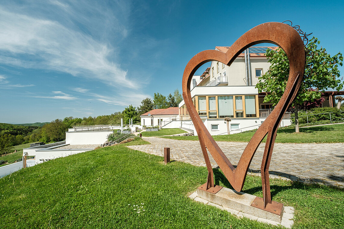 Herz-Austeller auf der Wiese vor dem Hotel das Eisenberg.