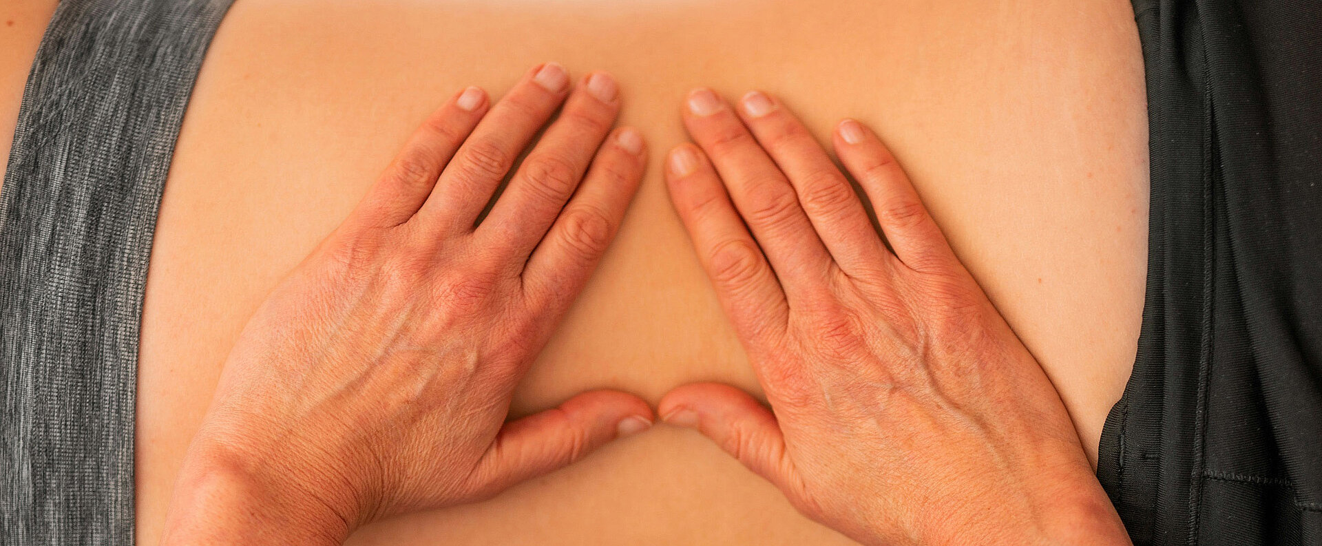 Hände liegen bei einer Massage im Hotel das Eisenberg auf dem Rücken. Hände liegen bei einer Massage im Hotel das Eisenberg auf dem Rücken.