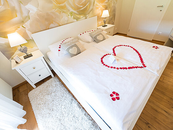 Doppelbett in der Landhaus Suite Wildrose im Hotel das Eisenberg (c) Jean Van Luelik Photographer.