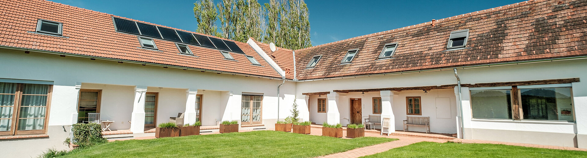 Innenhof mit Rasen & Weg im Landhaus das Eisenberg.