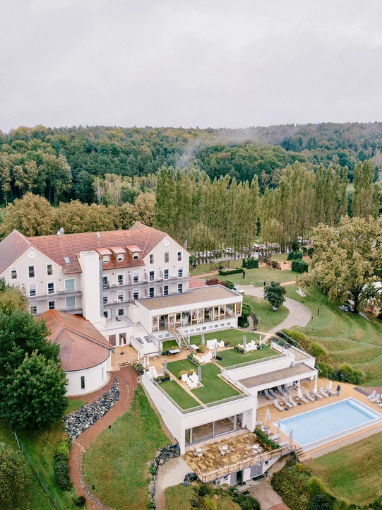 Ansicht vom gesamten Resort vom Hotel das Eisenberg von oben.
