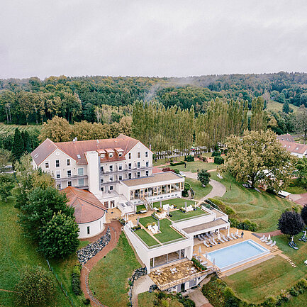 Ansicht vom gesamten Resort vom Hotel das Eisenberg von oben.