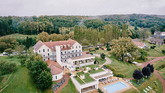 Ansicht vom gesamten Resort vom Hotel das Eisenberg von oben.