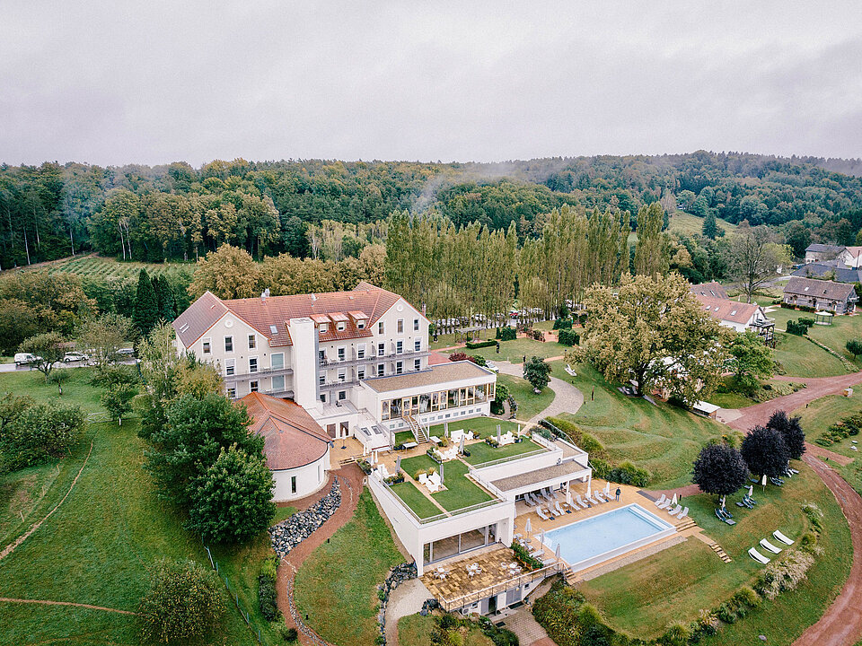 Ansicht vom gesamten Resort vom Hotel das Eisenberg von oben.