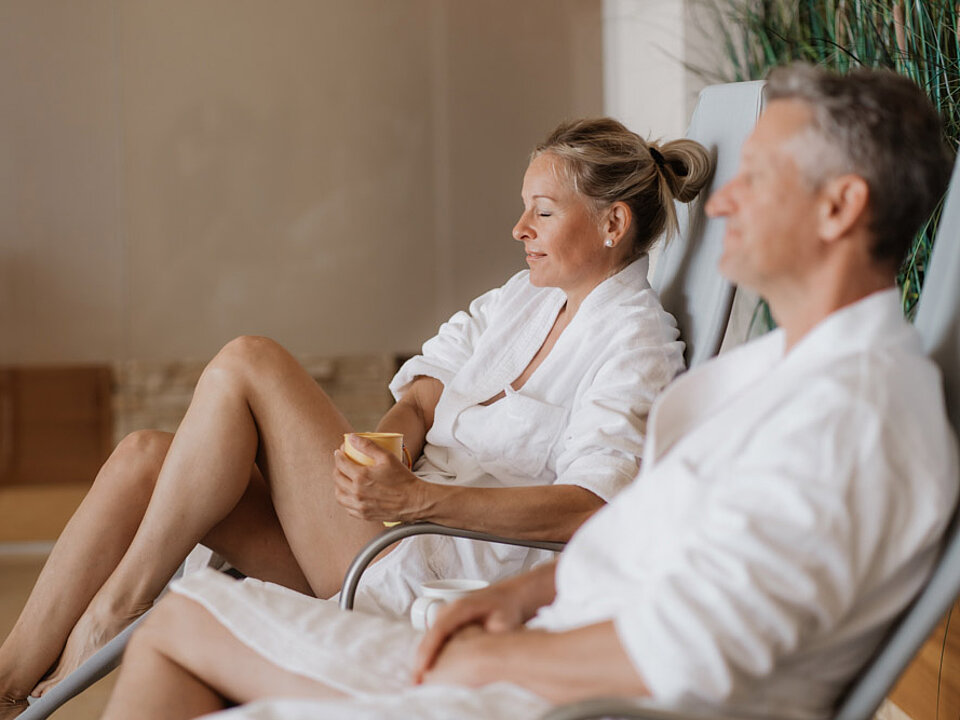 Paar entspannt auf den Liegen im NaturSPA vom Hotel das Eisenberg.