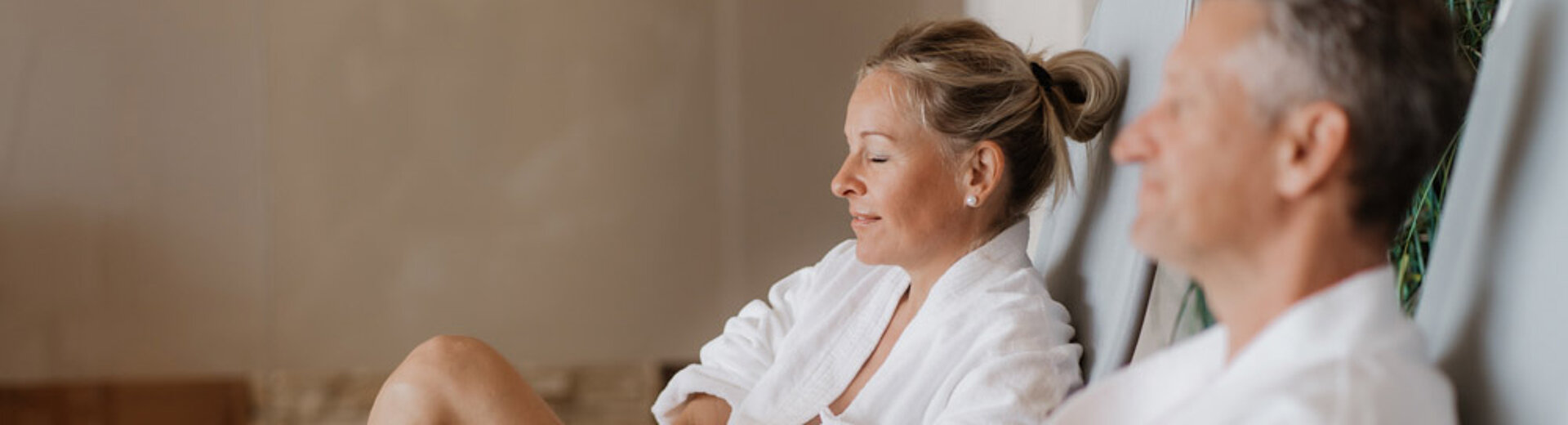 Paar entspannt auf den Liegen im NaturSPA vom Hotel das Eisenberg.