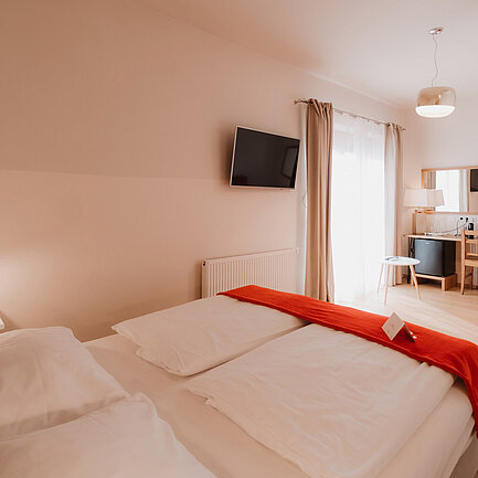Landhaus Doppelzimmer Lavendel mit Gartenzugang im Hotel das Eisenberg.