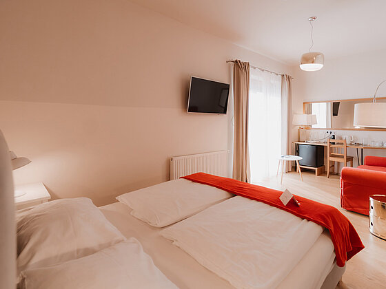 Landhaus Doppelzimmer Lavendel mit Gartenzugang im Hotel das Eisenberg.