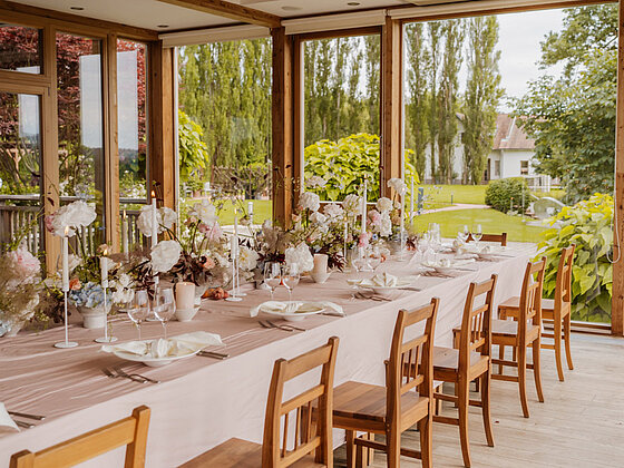 Gedeckter Tisch im Restaurant zum Weitblick im Hotel das Eisenberg.