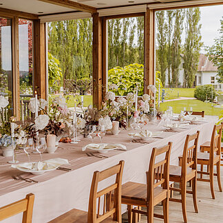 Gedeckter Tisch im Restaurant zum Weitblick im Hotel das Eisenberg.
