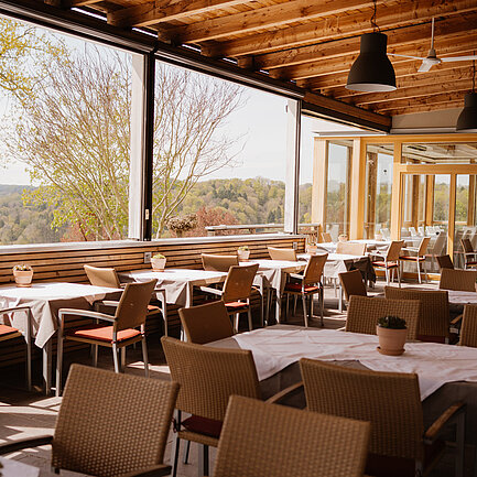 Tische mit Ausblick im Restaurant Weitblick im Hotel das Eisenberg.