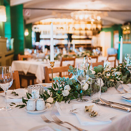 Gedeckter Tisch im Weingartenrestaurant im Hotel das Eisenberg.