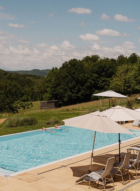 Blick auf die Poolanlage vom Hotel das Eisenberg.
