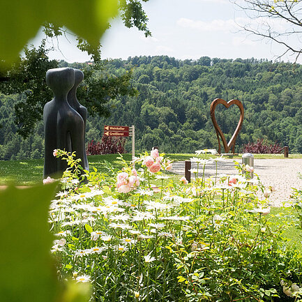Gartenanlage mit Blumen vom Hotel das Eisenberg.