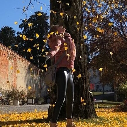 Astrid Fleischmann Preisinger in der Natur im Herbst.