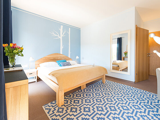 Doppelbett im Zimmer Lavendel im Hotel das Eisenberg (c) Jean Van Luelik Photographer.